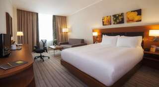 Гостиница Hilton Garden Inn Калуга Калуга Номер с кроватью размера "queen-size"-1