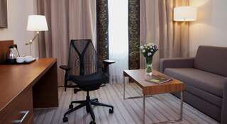 Гостиница Hilton Garden Inn Калуга Калуга Номер с кроватью размера «queen-size» - Подходит для гостей с ограниченными физическими возможностями-2